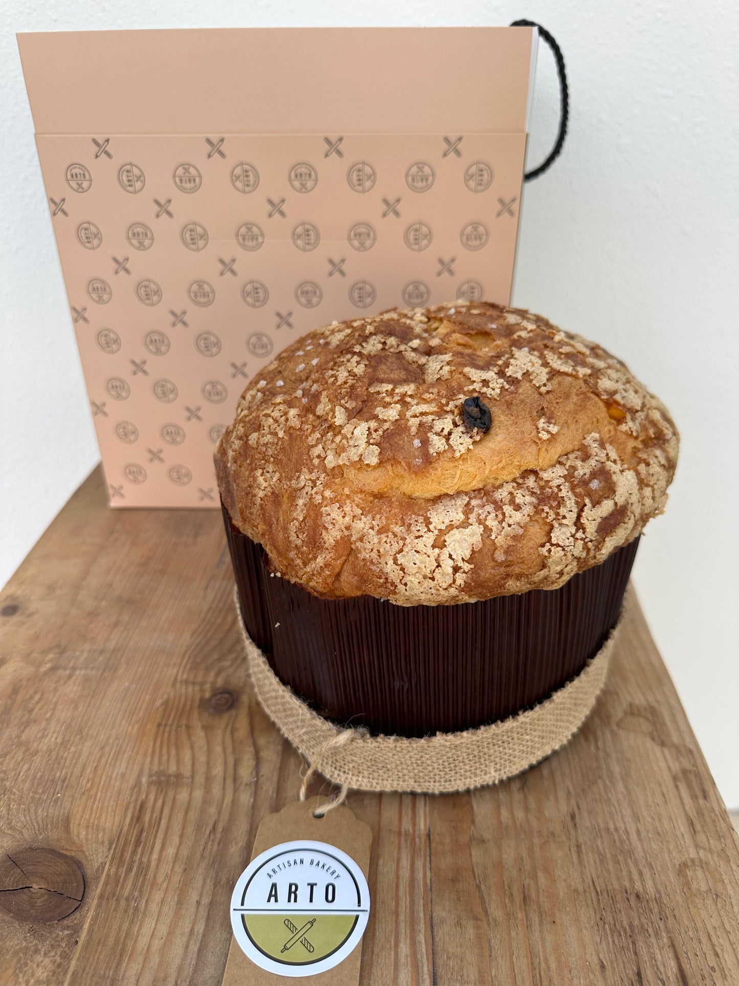 Arto Panettone with the box
